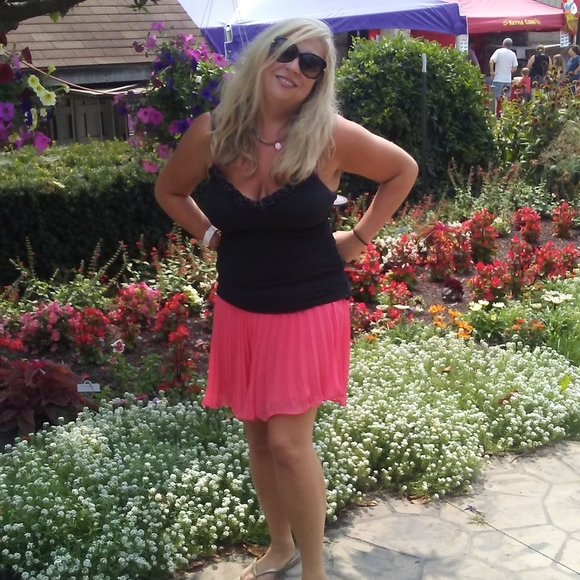 Meet your Posher, Denise - Picture 2 of 2